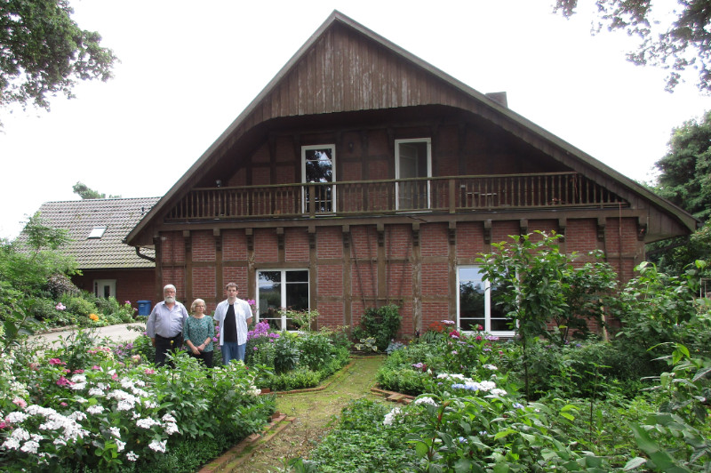 Rita, Heinz und Sohn Thomas vor dem Haus.